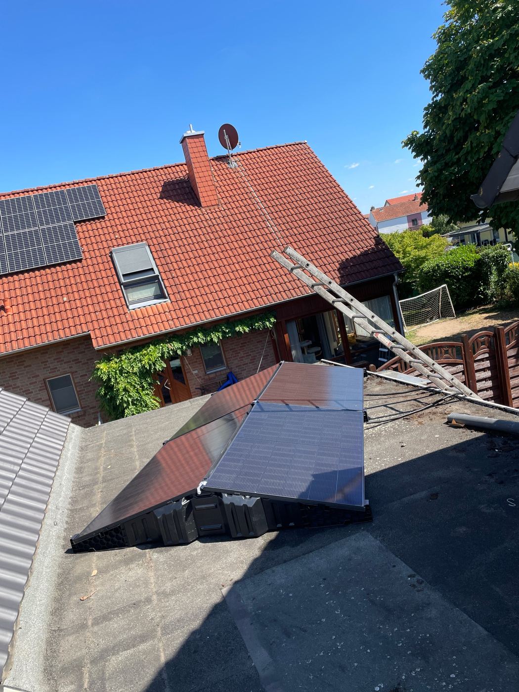 Flachdach-Montage auf der Garage