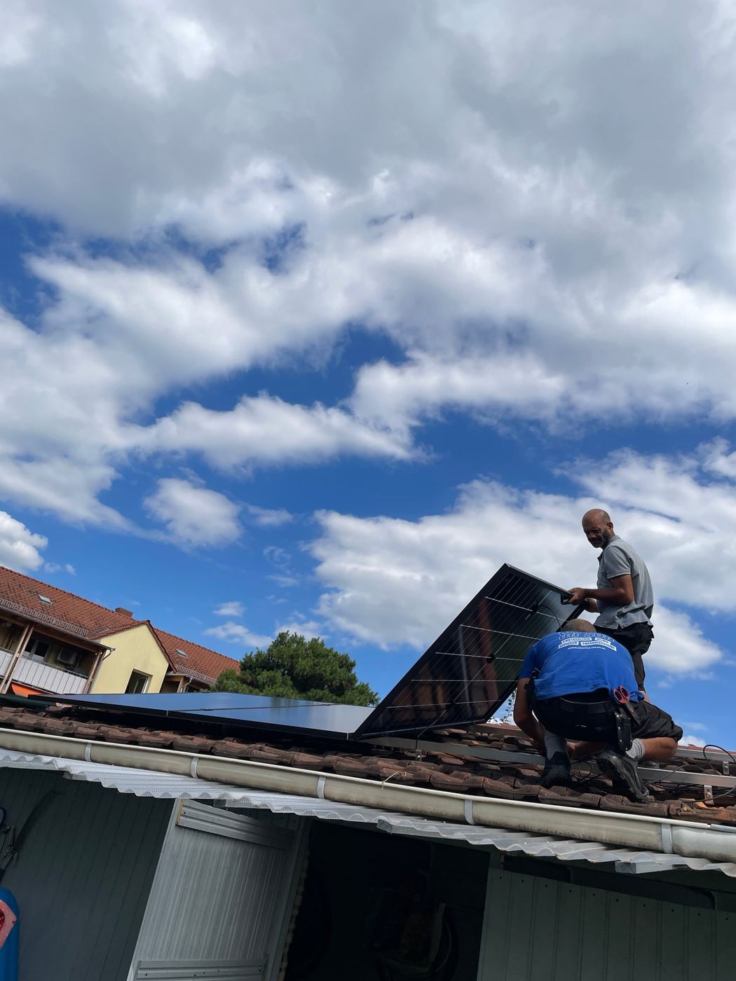 Montage-Team auf dem Ziegeldach